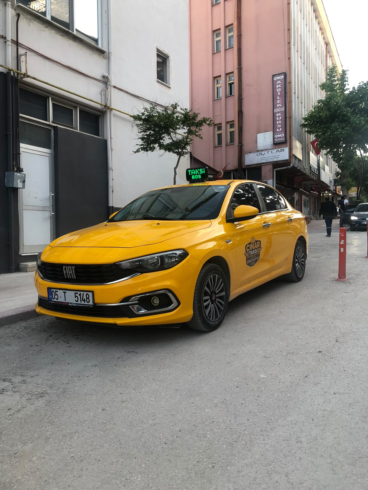 Çınar Taksi durakta bekliyor